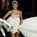 Девушки вышли на подиум в платьях вверх тормашками на Неделе моды