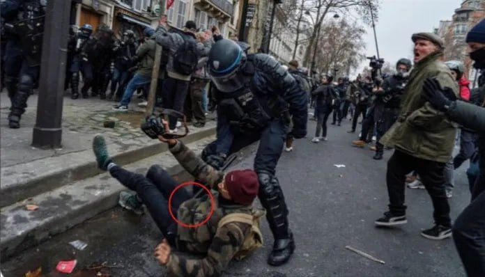 
                                Французская полиция кастрировала протестующего прямо во время митинга                                                            