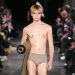 Модели вышли на подиум с предметами быта вместо одежды