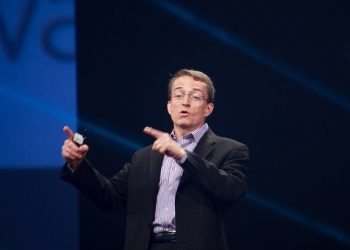 Новый гендиректор не смог поднять Intel с колен. Выручка рухнула в пропасть, акции дешевеют, прогнозы ужасающие