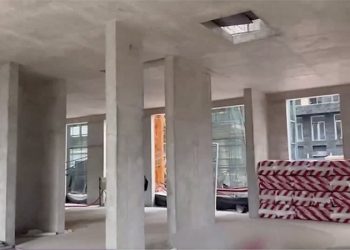 Рабочий скончался после падения с 6-го этажа на стройке в Москве