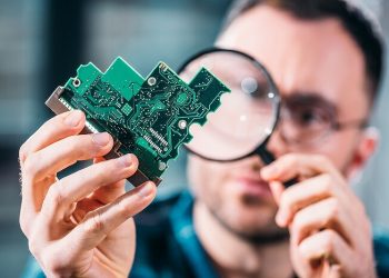 Реестр российского «железа» оказался «черным ящиком». Власти и отрасль поспорили, как его использовать на госзакупках