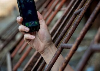 В России узаконят блокировку сотовой связи в тюрьмах