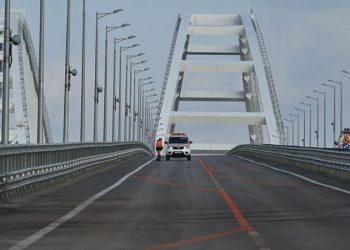 Крымский мост полностью открыли для автомобильного движения после теракта