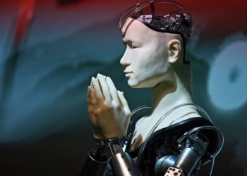 В Японии нашествие роботов: они ухаживают за пожилыми, нянчат младенцев, священнослужительствуют в храмах