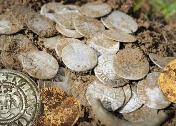 Найденный искателями клад с монетами оценивается в 150 000 фунтов стерлингов