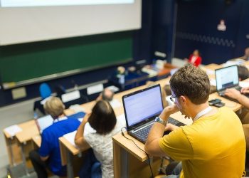 Назван список профессий, по которым сильнее всего ударит ИИ. Программисты в безопасности