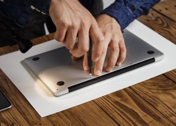 Россиян лишили гарантии на iPad и MacBook. iPhone на подходе