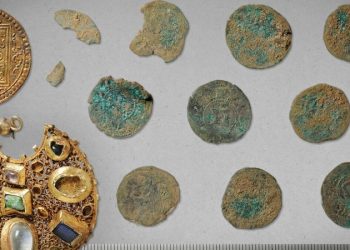 В Германии обнаружен клад драгоценностей, заложенный 800 лет назад
