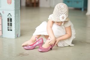 Как выбрать туфли для девочки с каблуком: на что обратить внимание в первую очередь