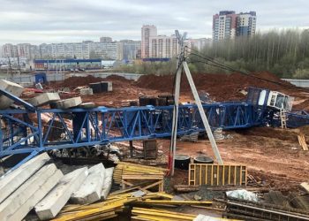 Башенный кран упал на стройке школы в Кирове