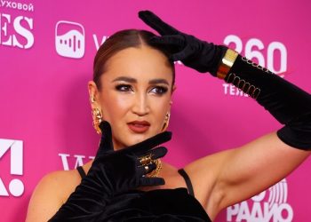 Бузова оправдалась за сумасшедшие наряды