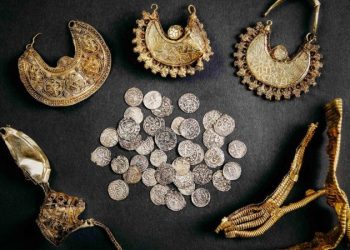 Голландский кладоискатель обнаружил золотые сокровища эпохи Средневековья возрастом 1000 лет