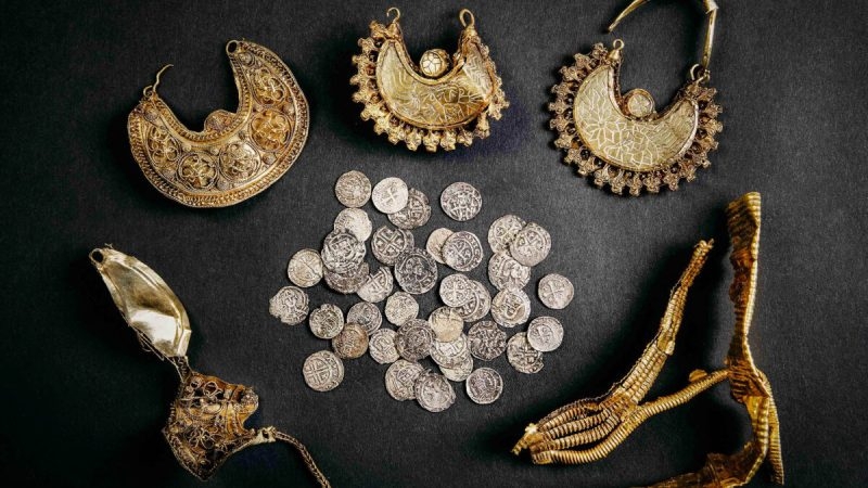 Голландский кладоискатель обнаружил золотые сокровища эпохи Средневековья возрастом 1000 лет