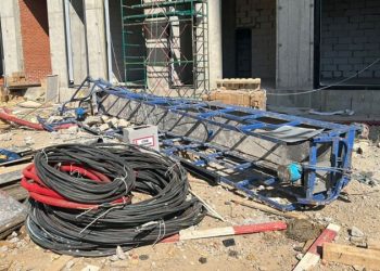 Рабочий пострадал после падения строительной люльки на севере Москвы