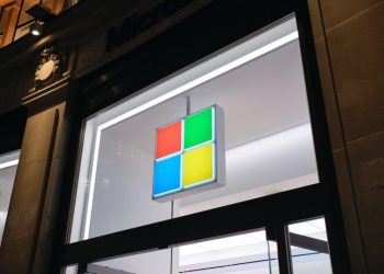 Угрозы Microsoft оказались пустыми. Из России она не уходит, офис не закрывает, деньги текут рекой