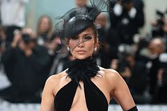 53-летняя Дженнифер Лопес появилась на Met Gala в обнажающем тело наряде