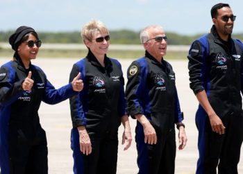 SpaceX запустила в космос корабль с туристами на борту