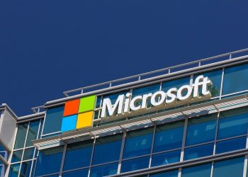 Выплатив своему руководству многомиллионные бонусы, Microsoft решила целый год не поднимать зарплаты сотрудникам