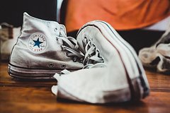 Блогерша раскрыла способ вернуть белизну кроссовкам с помощью подручных средств