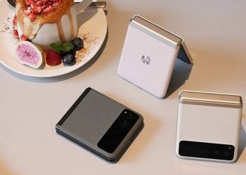 Что Samsung не смогла, сделали китайцы. Легендарный бренд выпустил дешевый смартфон с гибким дисплеем. Цена, видео