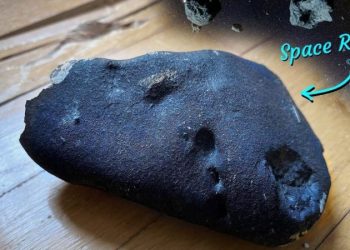 Метеорит проломил крышу и приземлился в жилом доме американского городка