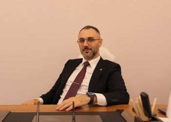 Основатель российского суперприложения задолжал 59 млн руб. зарплаты и исчез. Его обвиняют, что он уговорил работника брать кредиты и заложить Mercedes