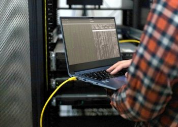 Создан компактный клон MacBook на Linux. Windows в комплект не входит. Цена