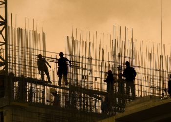 В ДОМ.РФ назвали число строящихся в России квартир