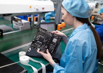 В России запустили новую линию производства материнских плат и начали делать на них планшеты