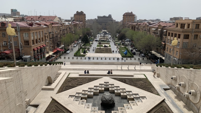 
                                "Жизнь там сложная и дорогостоящая": Турист из РФ рассказал, как живут россияне, уехавшие в Армению                                                            