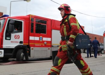 Пожар начался на стройке у станции метро «Народное ополчение» в Москве