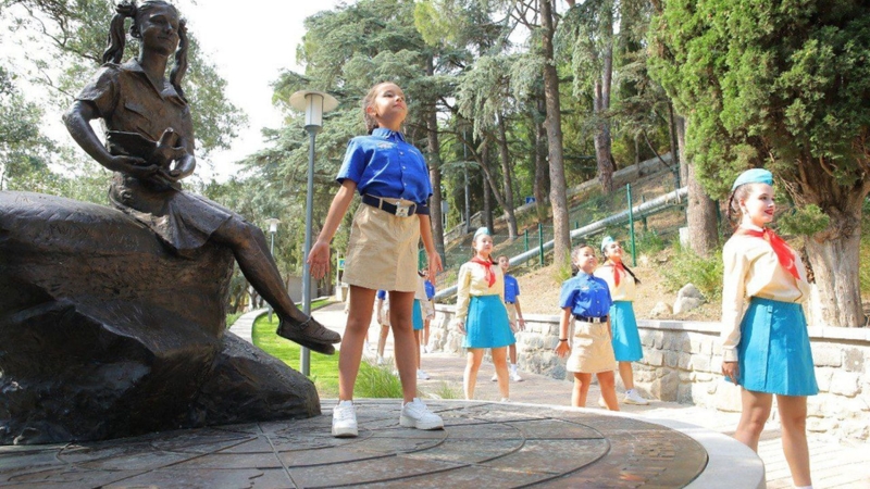 В лагере «Артек» появилась скульптура школьницы Саманты Смит