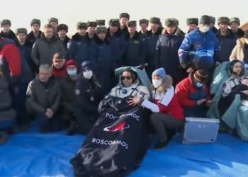 Наши космонавты вернулись на Землю, проработав год на МКС (видео)