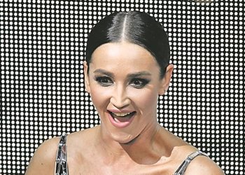 Портреты себя, любимой, много золота и панорамные окна: Ольга Бузова показала свою новую квартиру