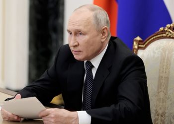 Путин поручил ускорить выпуск правовых актов для строительства деревянных высоток