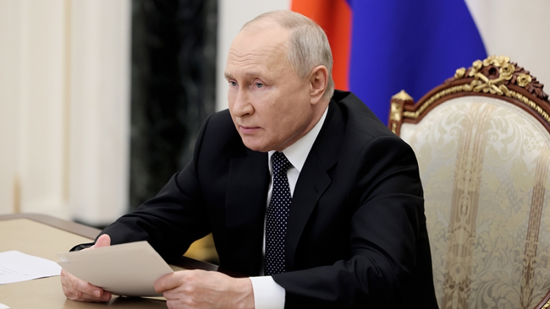 Путин поручил ускорить выпуск правовых актов для строительства деревянных высоток