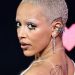 Рэперша Doja Cat посетила премию MTV в оголяющем тело платье-паутине