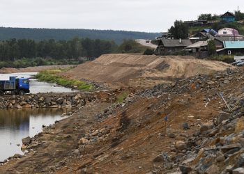 Строительство защитной дамбы завершили в Тулуне в Иркутской области