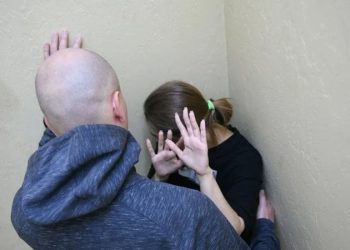 В Петербурге представившийся полицейским мужчина изнасиловал фетиш-модель