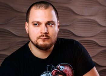 Блогер-миллионник закрыл у себя дома курьера, обвинив его в мошенничестве