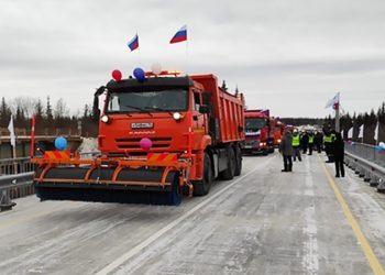 Движение по новому мосту через реку Нюя открыли в Якутии