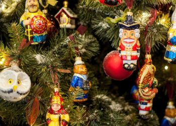 Петербуржцы смогут обмениваться елочными игрушками прямо на улицах