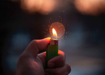 Продавцы в северной столице перестанут продавать энергетики и зажигалки без паспорта