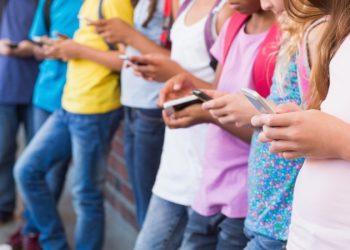 Учитель объяснил, почему запрет мобильников в школе бессмысленен