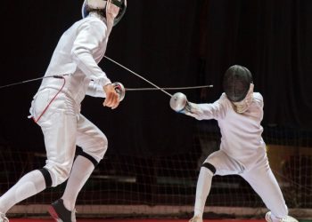 В Москве школьницу едва не закололи шпагой