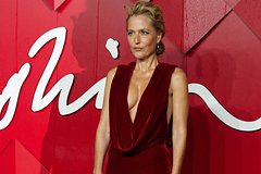 55-летняя звезда «Секретных материалов» пришла на премию в откровенном платье