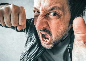 Под Волгоградом мужчина избил обидчика дочери прямо в школе