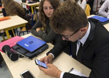 Путин подписал закон, запрещающий телефоны в школах