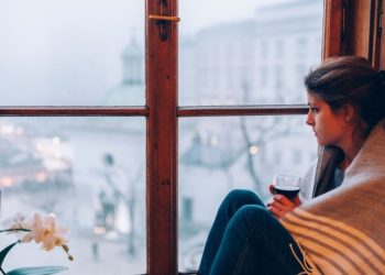 Россияне рассказали, как борются с хандрой